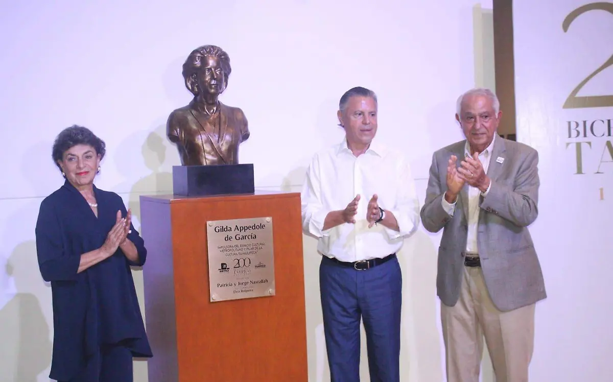 Develan busto de promotora del Espacio Cultural Metropolitano  